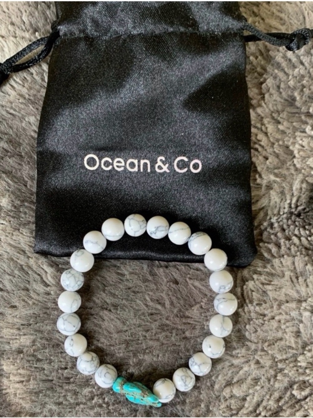 White Howlite Beaded Bracelet with Turquoise Accent
